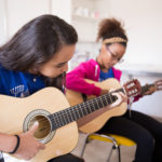 Aula de Violão Projeto Mais Arte São Sebastião Voluntariado.